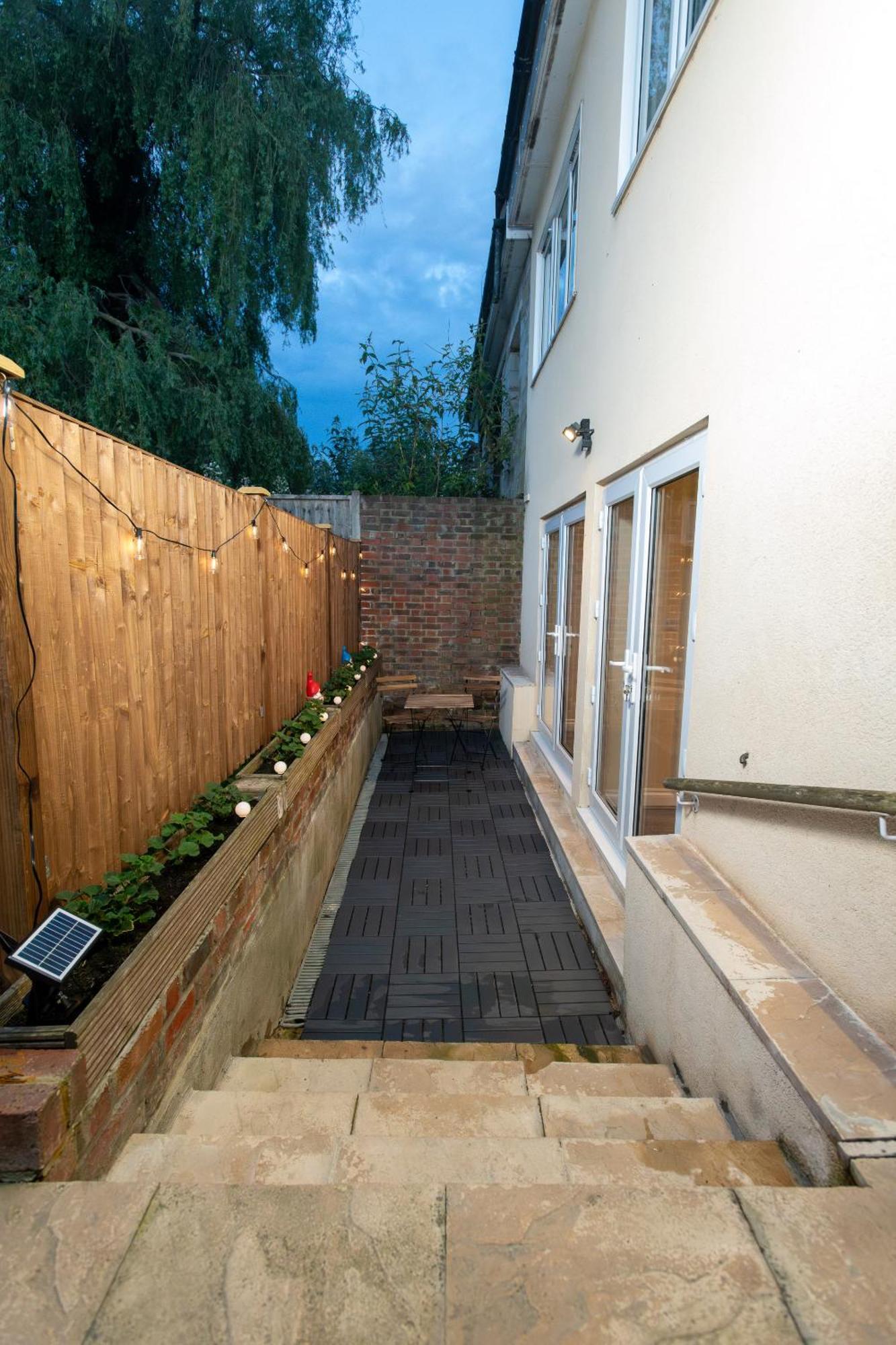 Cosy 1 Bedroom Basement Apartment With Private Patio Area Лондон Экстерьер фото