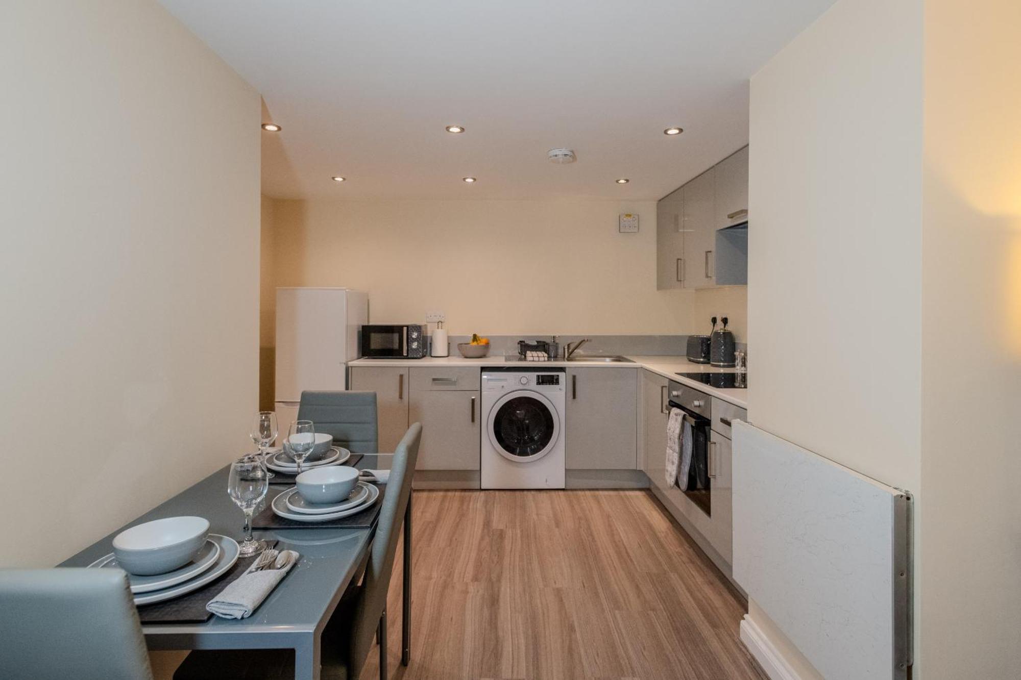 Cosy 1 Bedroom Basement Apartment With Private Patio Area Лондон Экстерьер фото