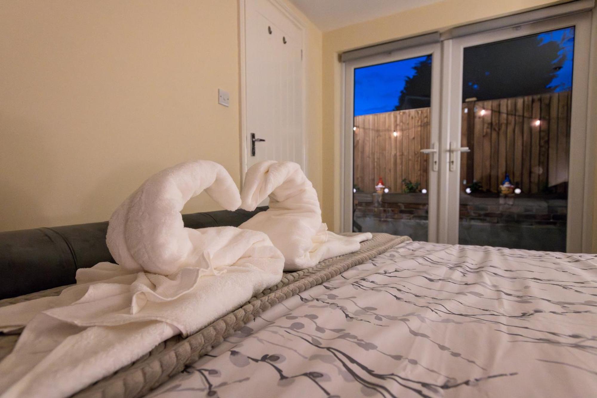Cosy 1 Bedroom Basement Apartment With Private Patio Area Лондон Экстерьер фото